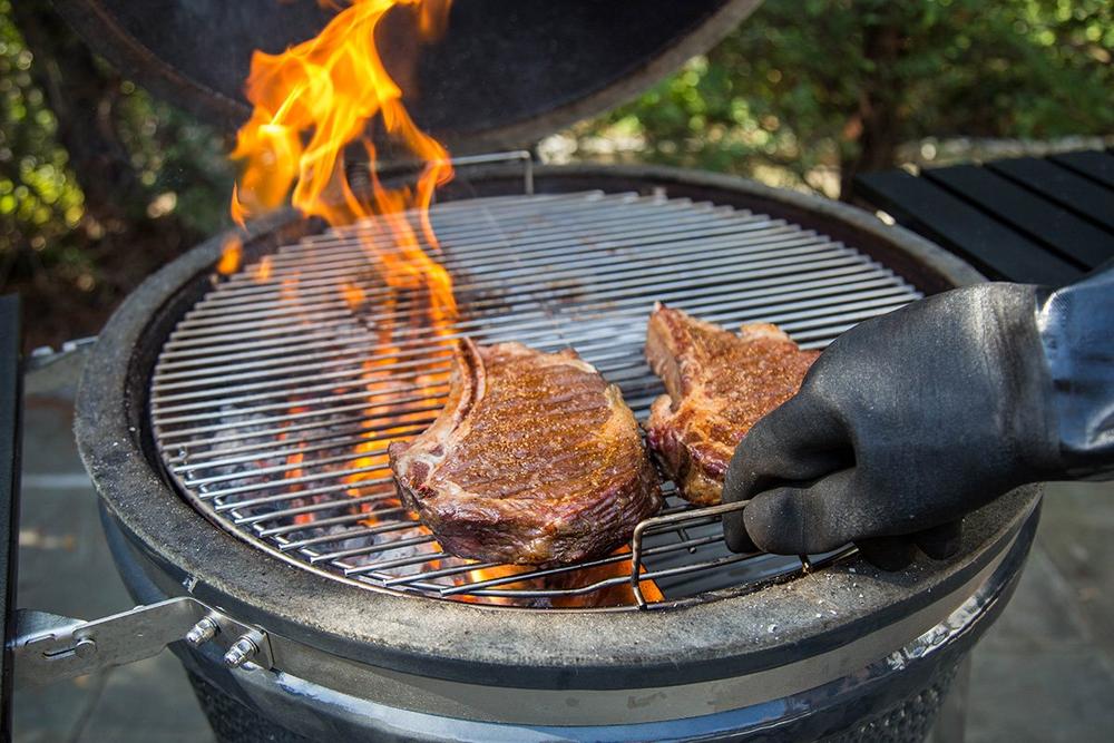 This image shows meat cooking on a EasySpin™_Grill_Grate-22 inch